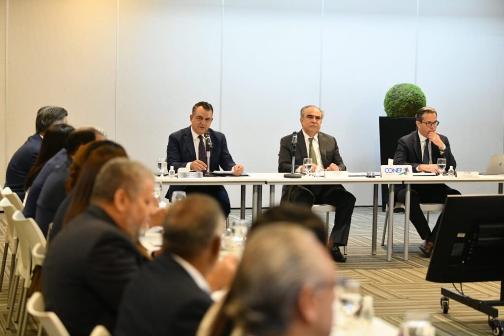 JCE presenta proyecto de la nueva Cédula de Identidad y Electoral a miembros del CONEP y de ANJE