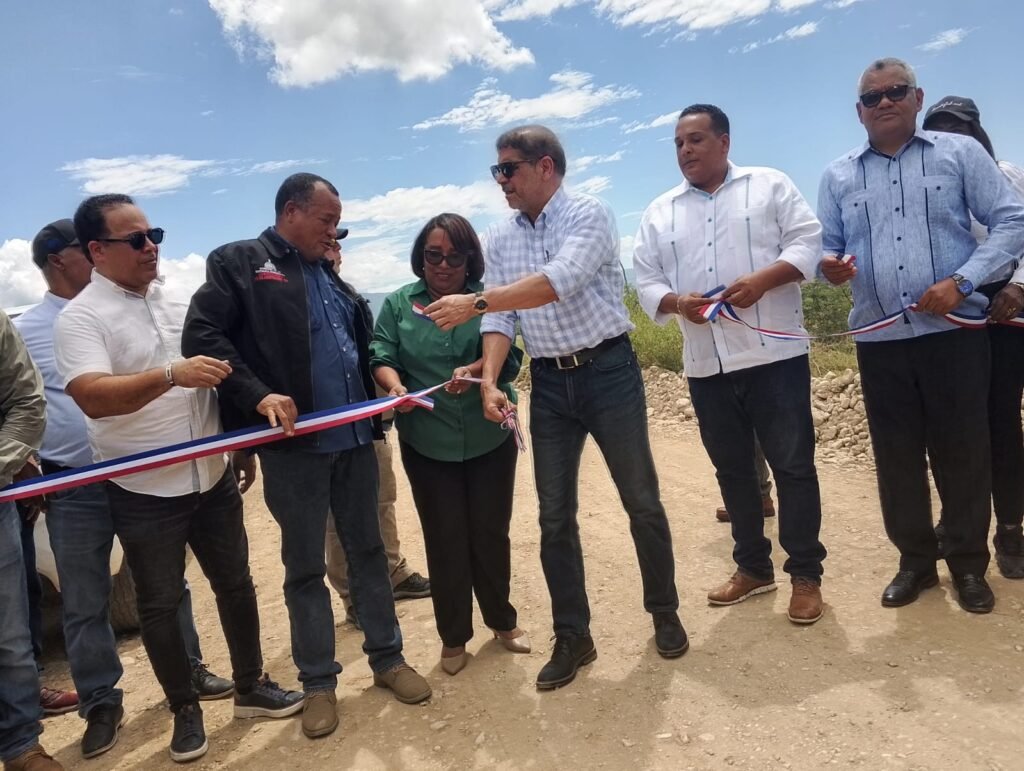 Ministro Limber Cruz Inaugura 86 Kms de Caminos en Barahona