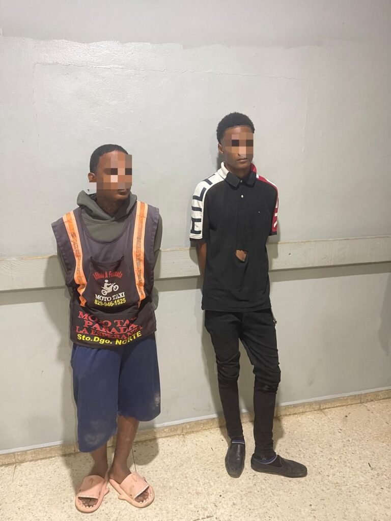 Policía apresa a seis personas por robo, ocupa drogas y armas ilegales en Villa Mella