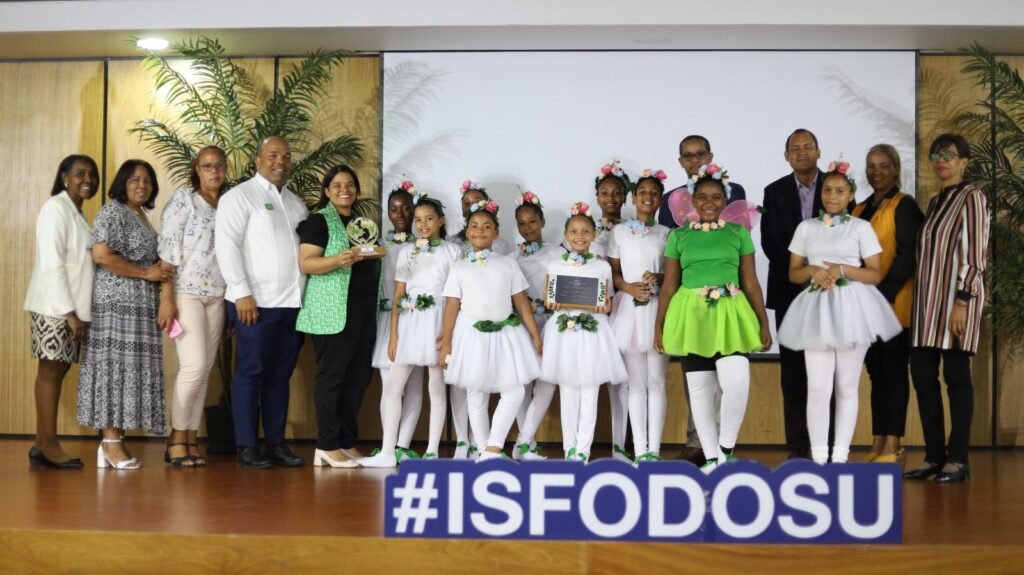 RECONOCEN CENTROS EDUCATIVOS DE REGIONAL 15 EN CONCURSO “MI ESCUELA LIMPIA”