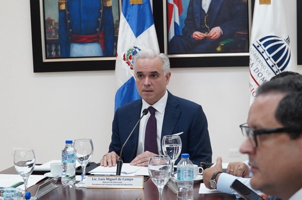 Ministro De Camps presenta hoja de ruta de su gestión y avance del próximo año escolar