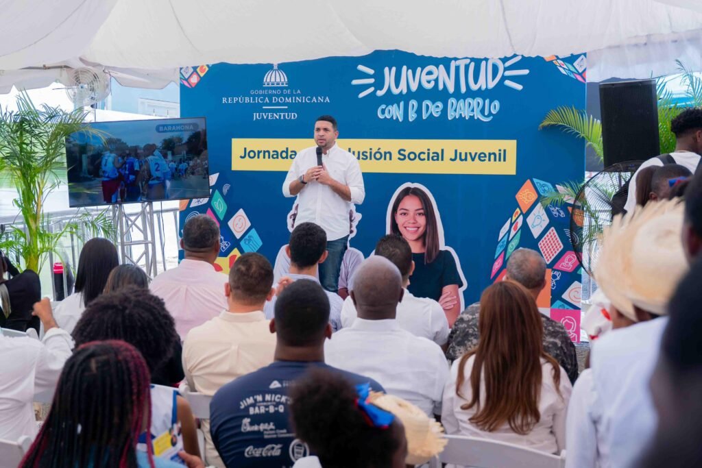 “Yo también vengo del barrio”: Ministro Carlos Valdez impulsa a la juventud desde el corazón de Los Alcarrizos