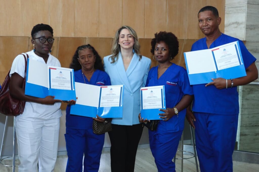 Casi 100 personas se gradúan de cuidadoras; Supérate extenderá el programa en Santo Domingo