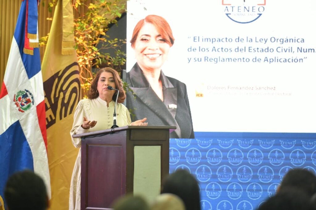Dolores Fernández llama un contrato social para garantizar los derechos a la identidad