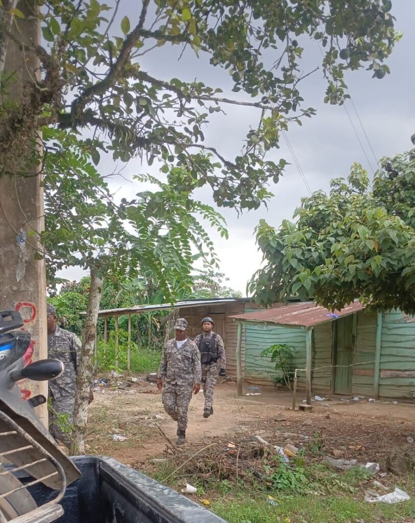 Policía ocupa armas de fuego, narcóticos y frustra robo durante operativos preventivos en Monte Plata
