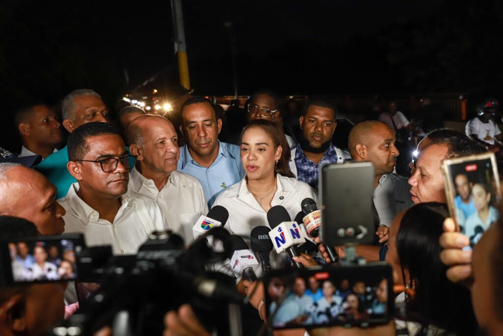 ASDN remoza e ilumina el puente La Barquita