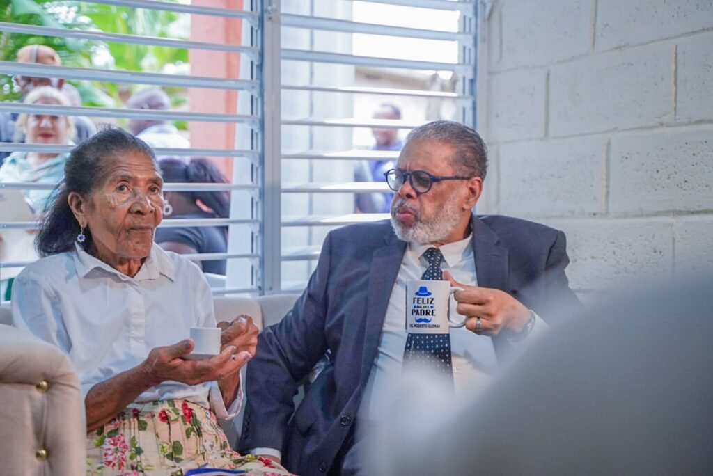 Modesto Guzmán cambia paredes de hoja de zinc, por concreto y amuebla casa a señora en Boca Chica