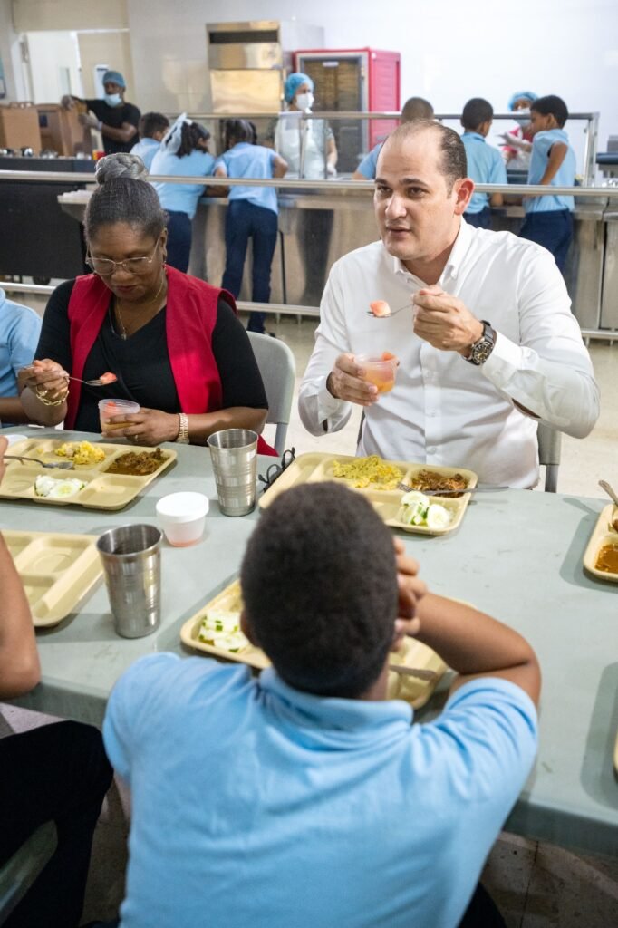 Director del Inabie supervisa alimentación escolar