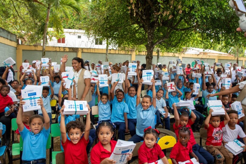 Contraloría impulsa educación sostenible con entrega de más de 4,200 cuadernos reciclados