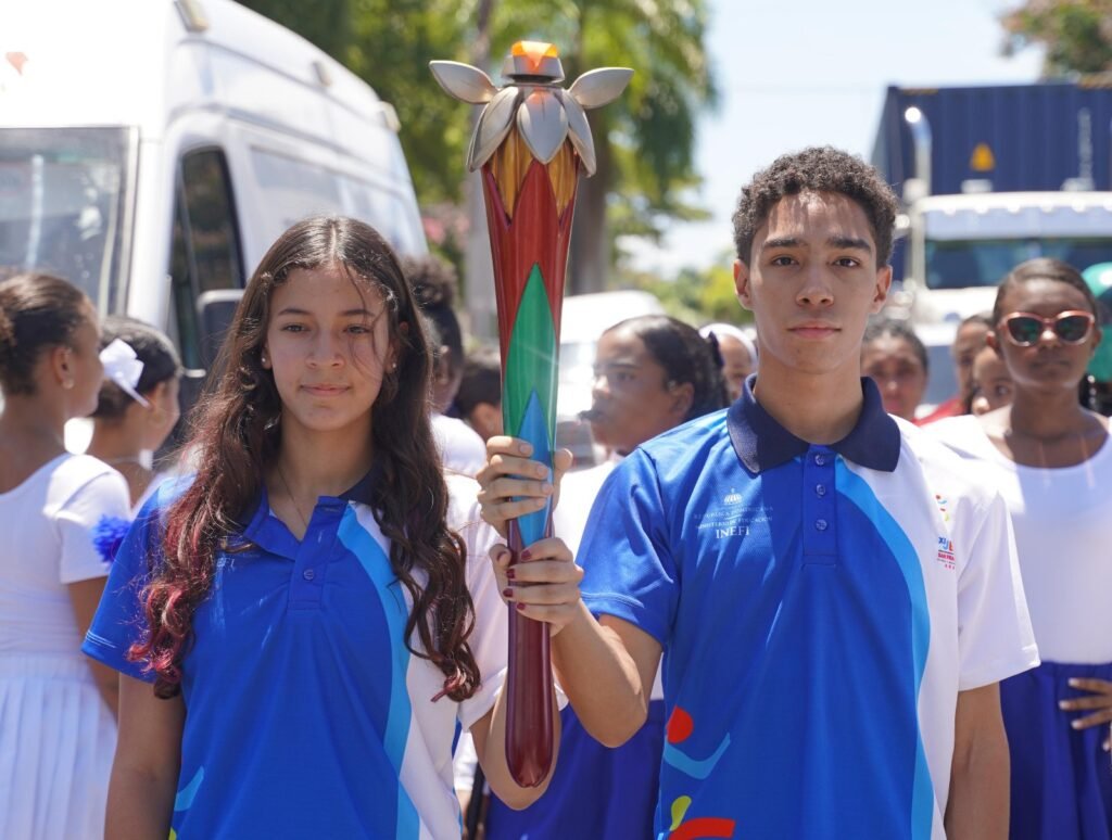 Luis Miguel De Camps encabeza inauguración del recorrido de la antorcha de los XI Juegos Escolares Deportivos