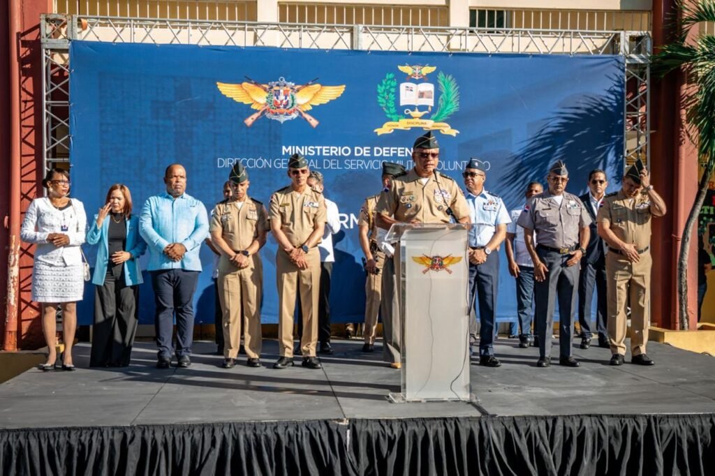 Jóvenes del barrio Capotillo inician entrenamiento del Servicio Militar Voluntario del MIDE