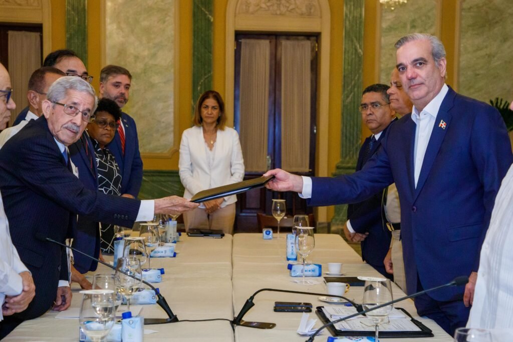 El CES entrega informe sobre migración haitiana en RD, con 126 líneas de acción