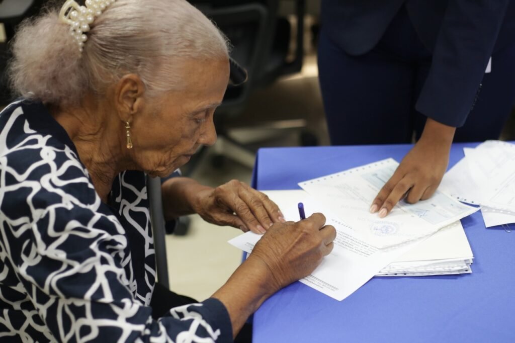 Pensionados del MIDE reciben más de 5 millones en pagos retroactivos