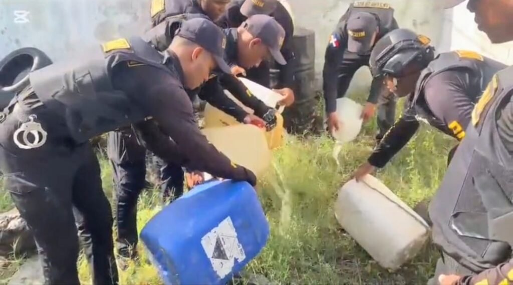 Policía desmantela fábricas clandestinas de Clerén adulterado en Cabral, Barahona