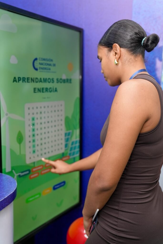 CNE lleva experiencias inmersivas y educativas sobre energía renovable a la Feria del Libro 2025