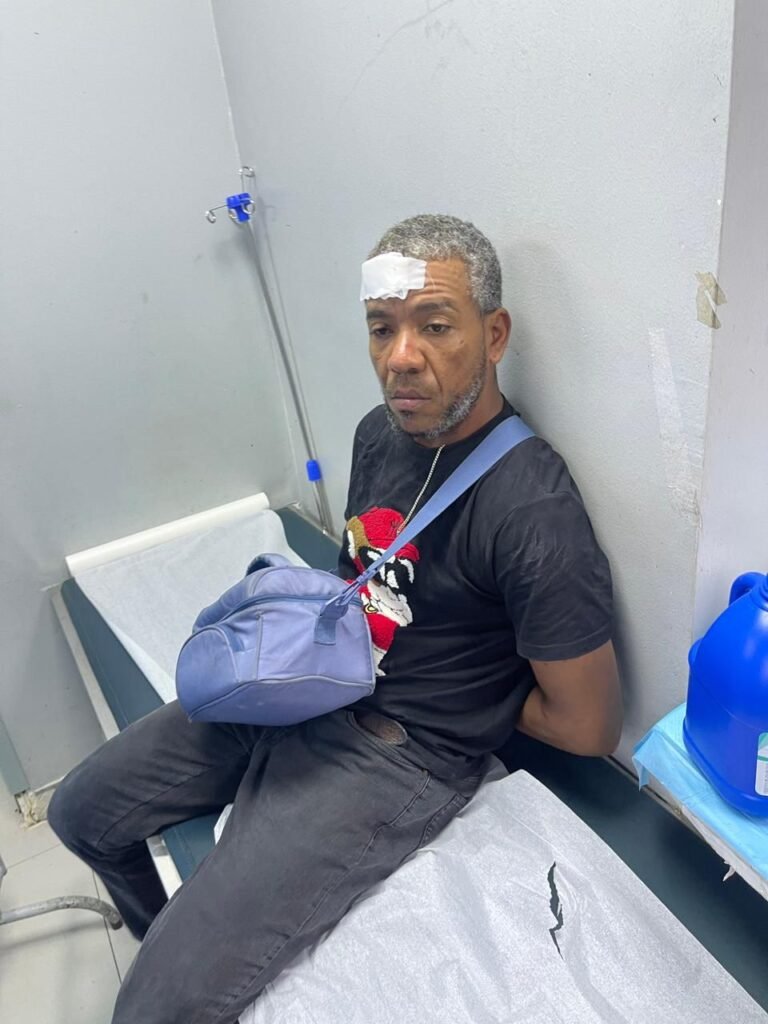 Policía recibe a descuidista que robó celular a paciente en hospital Marcelino Velez