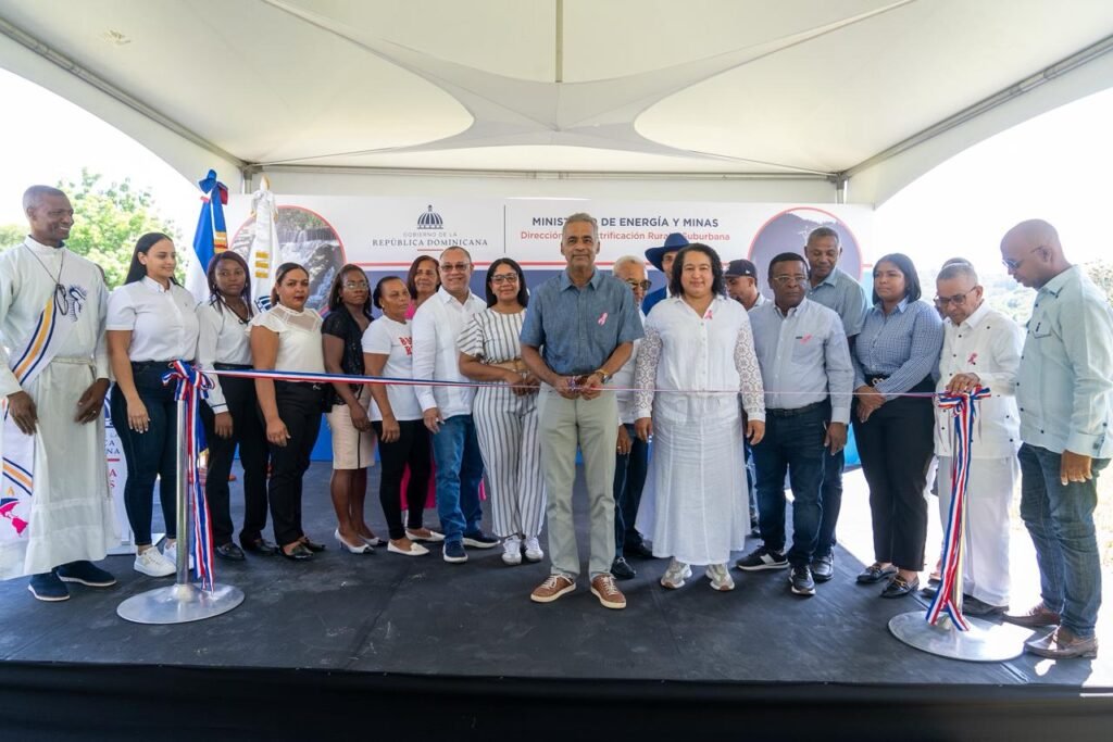 Gobierno entrega proyectos de electrificación rural por más de RD$91 MM en Bánica