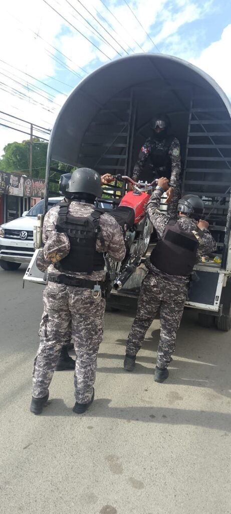 Policía ocupa drogas, recupera artículos robados y detiene varios hombres