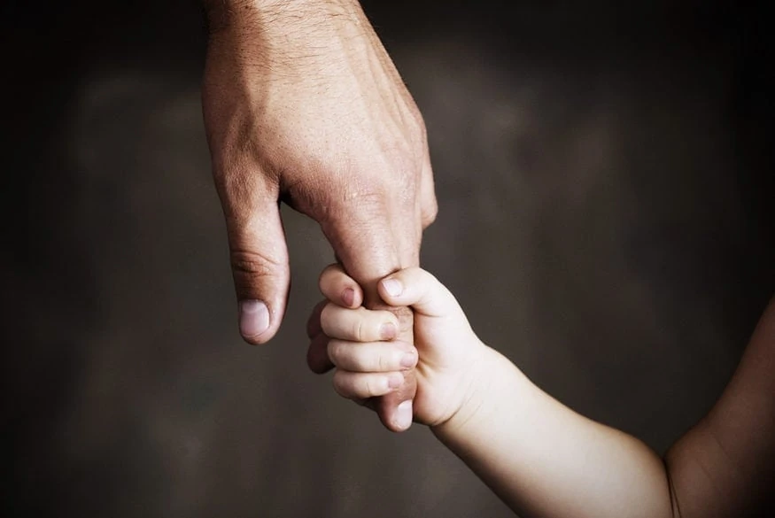 Miles de niños siguen esperando una familia: adopciones se desploman en el país