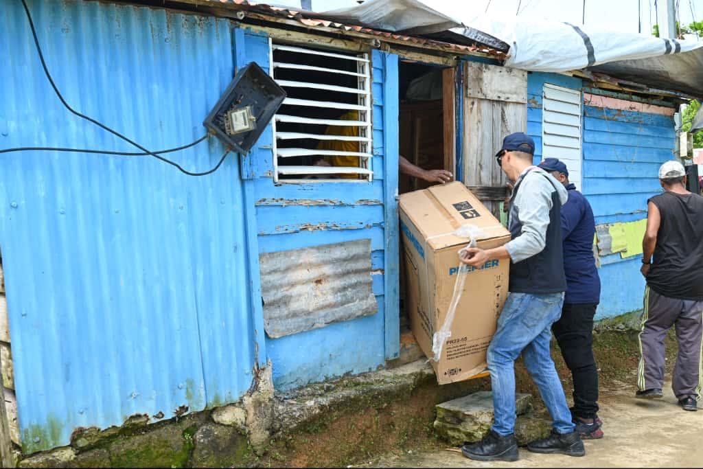 DASAC entrega enseres del hogar a familias afectadas por tornado en Miches