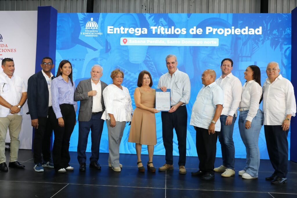 Presidente Abinader entrega 551 títulos de propiedad en Sabana Perdida, SDN