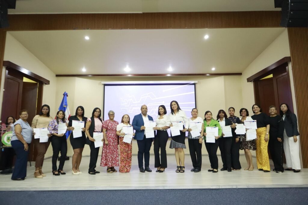 Educación premia a docentes de la Regional 15 por alto desempeño en alfabetización