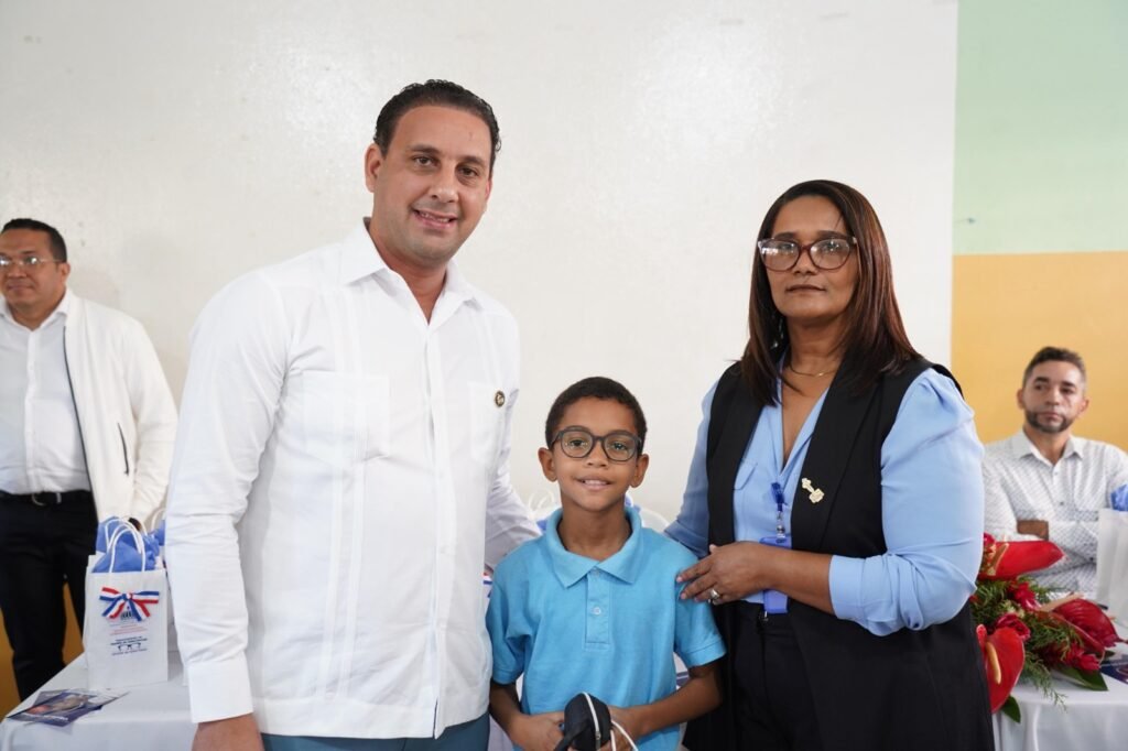 El Inabie mejora la calidad de vida de 302 estudiantes de Jarabacoa con la entrega de lentes correctivos
