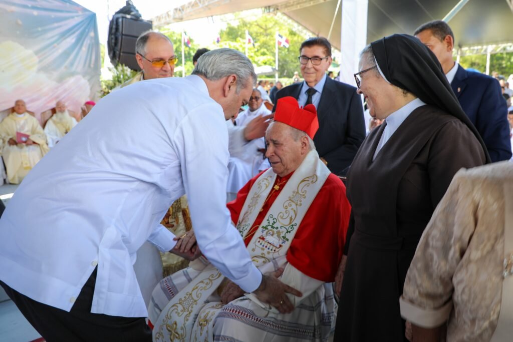 Abinader participa en emotiva ceremonia por la creación canónica episcopal de monseñor Manuel Antonio Ruiz de la Rosa