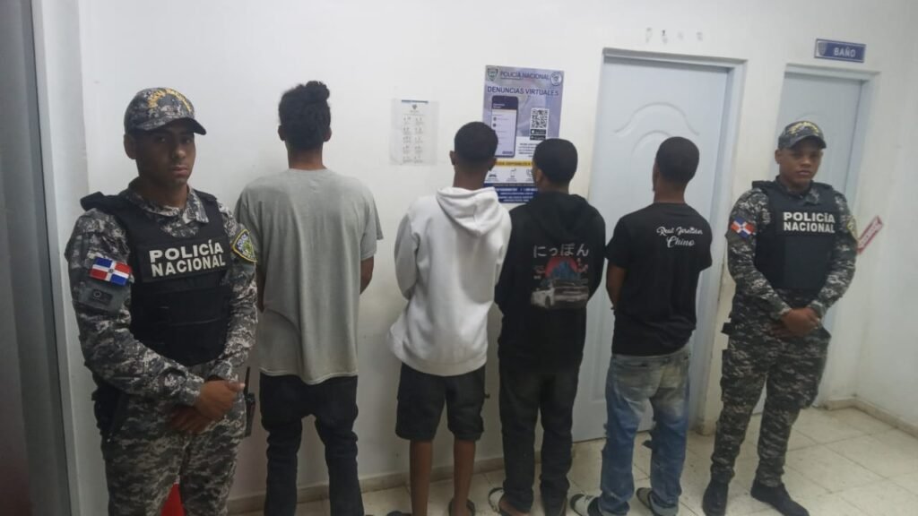 Policía detiene antisociales, ocupa drogas y recupera motocicletas robadas