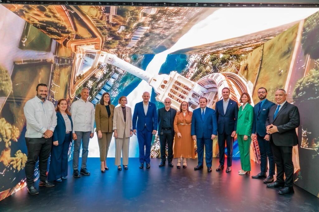 Ministro Paliza encabeza foro “El Futuro de Santiago”; anuncia licitación Autopista del Ambar
