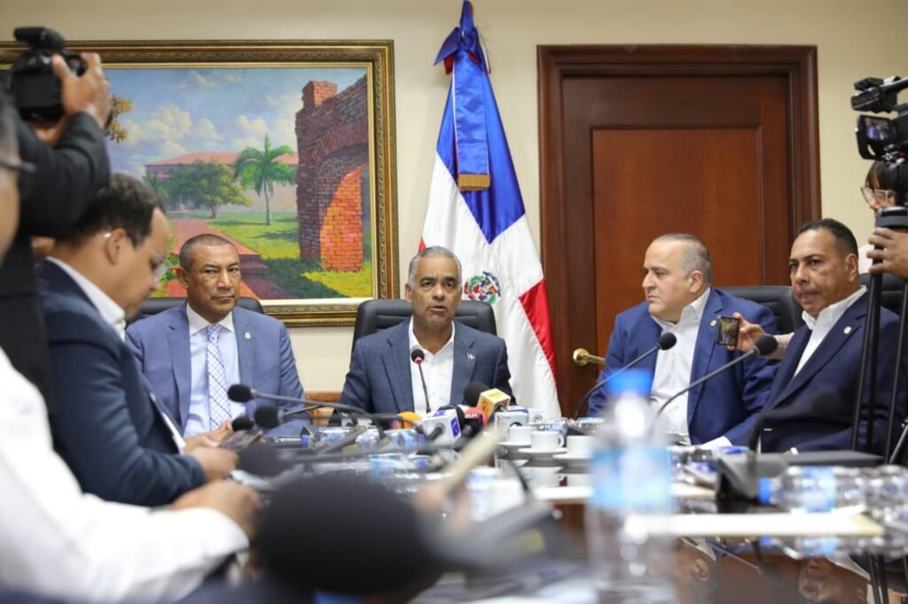 Ministro Joel Santos resalta importancia de actualizar la Ley General de Electricidad