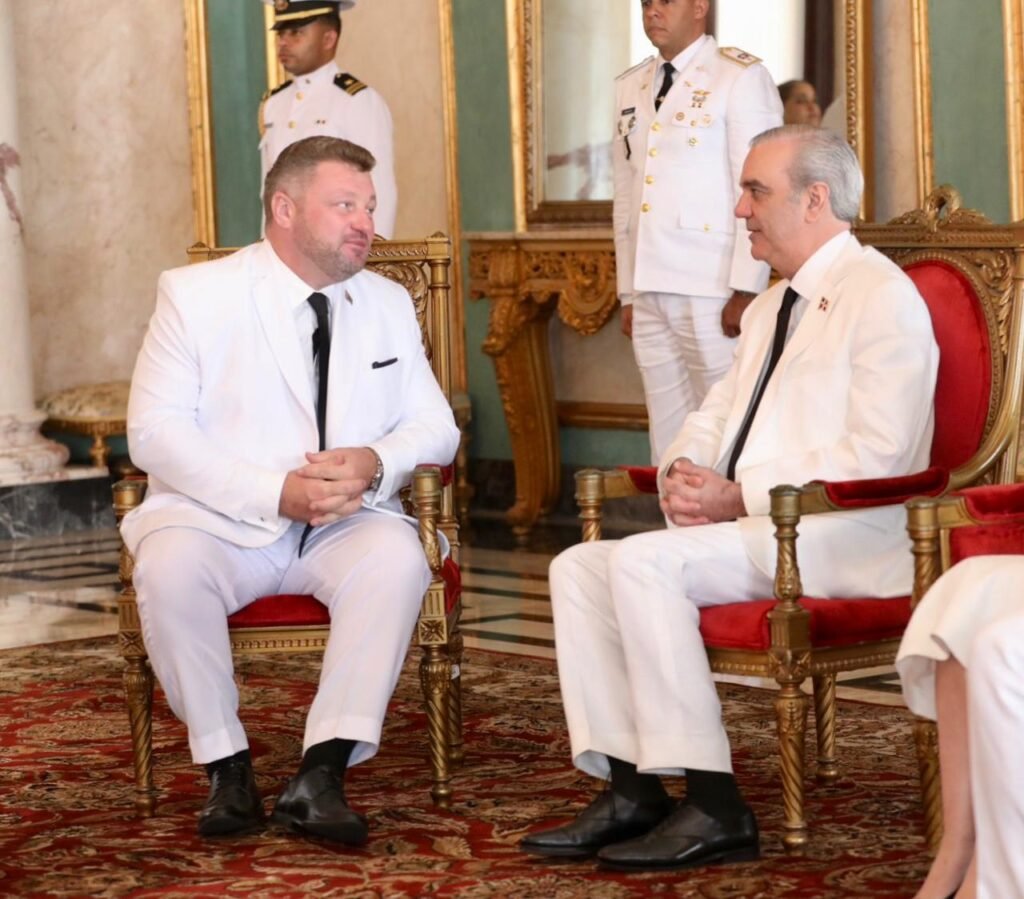 Presidente Abinader recibe siete nuevos embajadores y fortalece relaciones internacionales