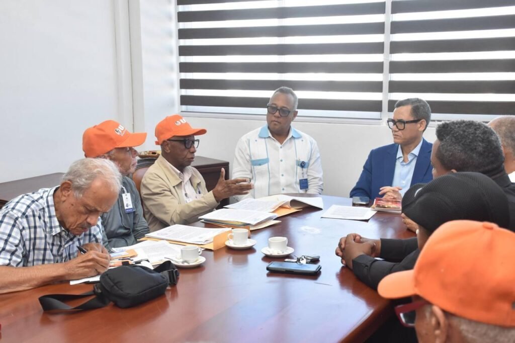 Ministro de Trabajo y sindicatos se reúnen para hablar de violaciones a libertad sindical