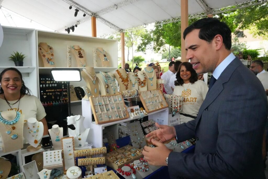 Roberto Ángel Salcedo encabeza el acto inaugural de la Feria Nacional de Artesanía