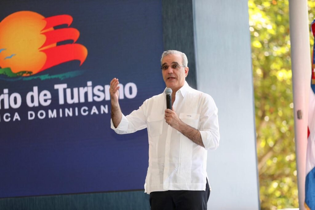 Abinader resalta valor histórico, turístico y comunitario del Parque Submarino La Caleta