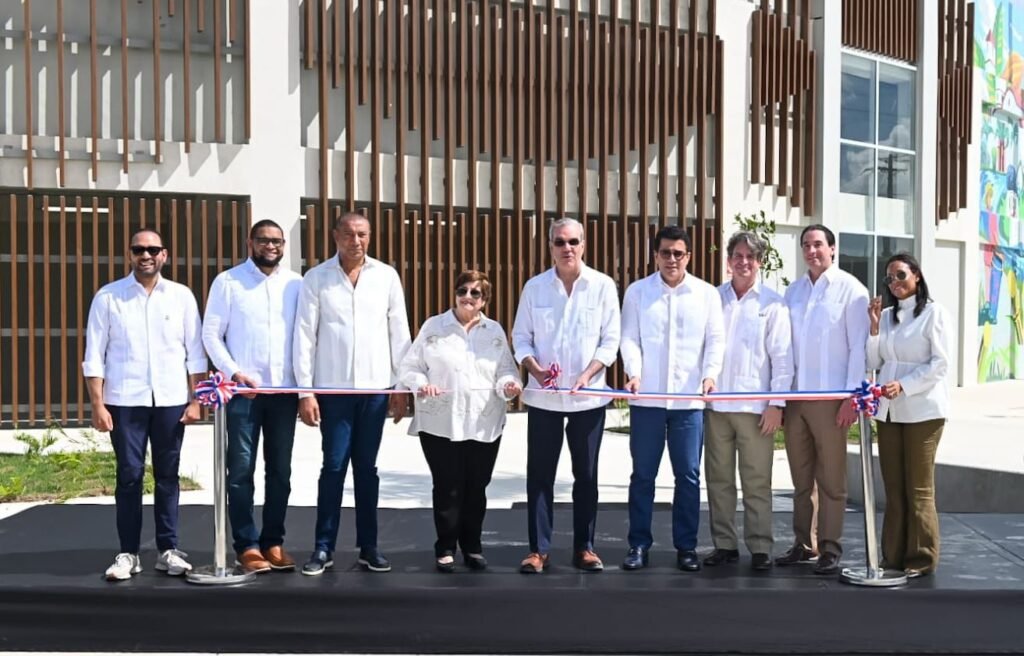 El presidente Abinader y el ministro Collado inauguran la plaza cultural y multiuso de El Seibo