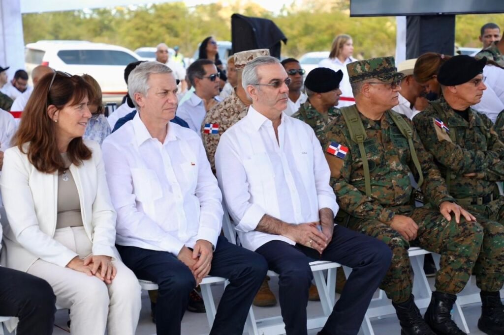 Presentan avances de la Verja Perimetral Inteligente al presidente Abinader y al presidente Kast