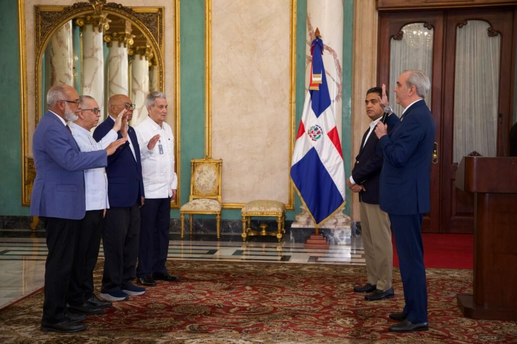 Abinader juramenta comisión de veeduría para supervisar obras deportivas