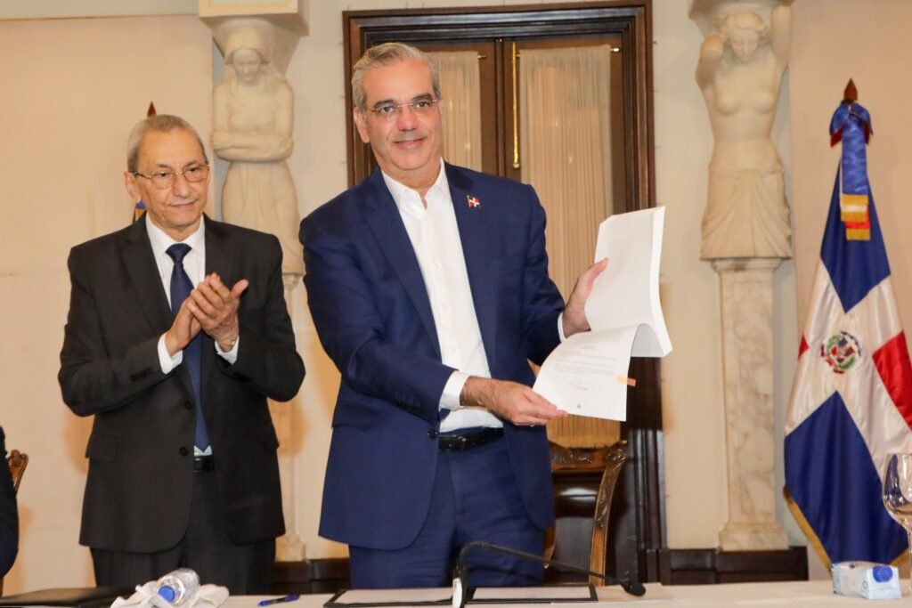 Presidente Abinader aprueba reglamento de aplicación de la Ley 47-25 de Contrataciones Públicas