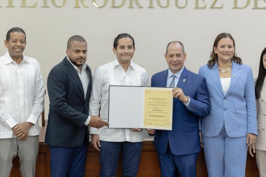 Reconocen a José Ricardo Aponte con el Premio Joven Destacado del Distrito Nacional