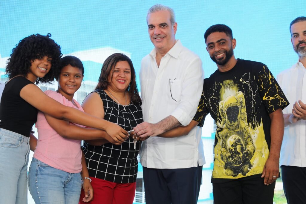 entrega 200 apartamentos del Residencial Lolita II y transforma la vida de más de 700 personas en Hato Nuevo