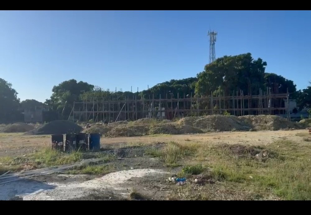 Padres protestan por más de diez años de paralización en la construcción de un liceo