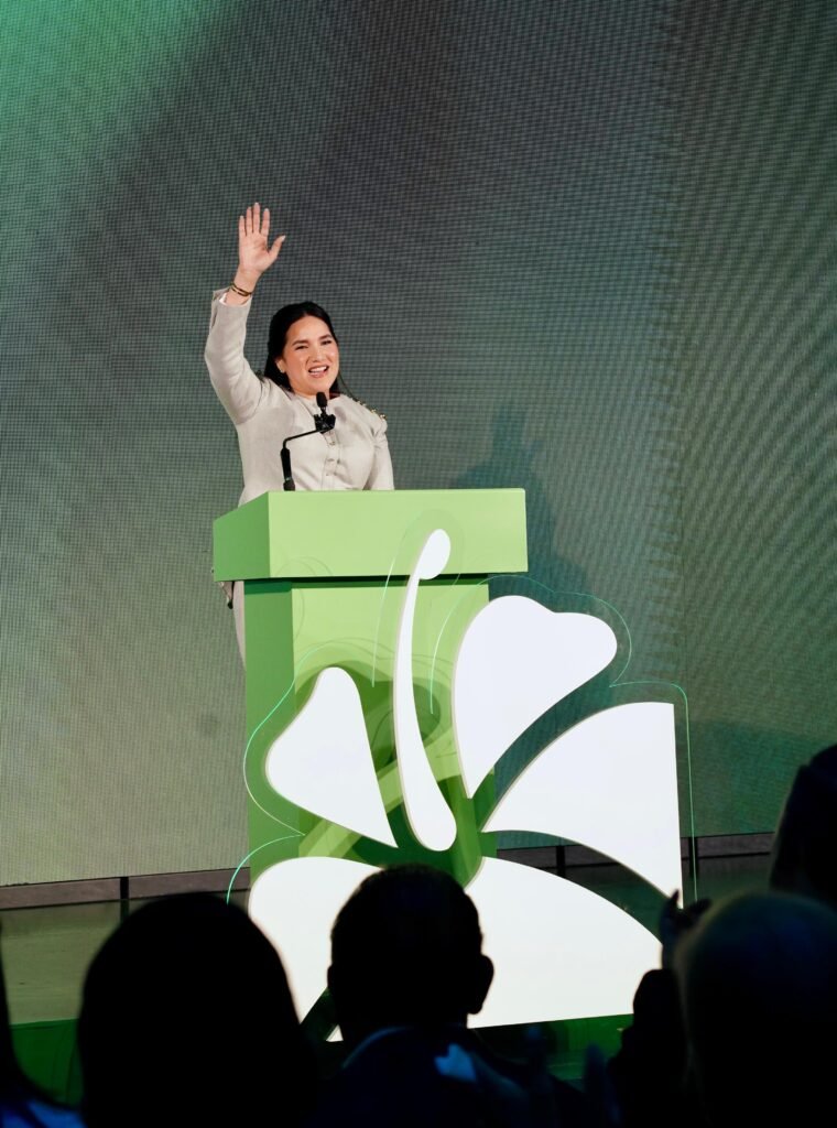 José del Castillo se juramenta como nuevo miembro de la Fuerza del Pueblo