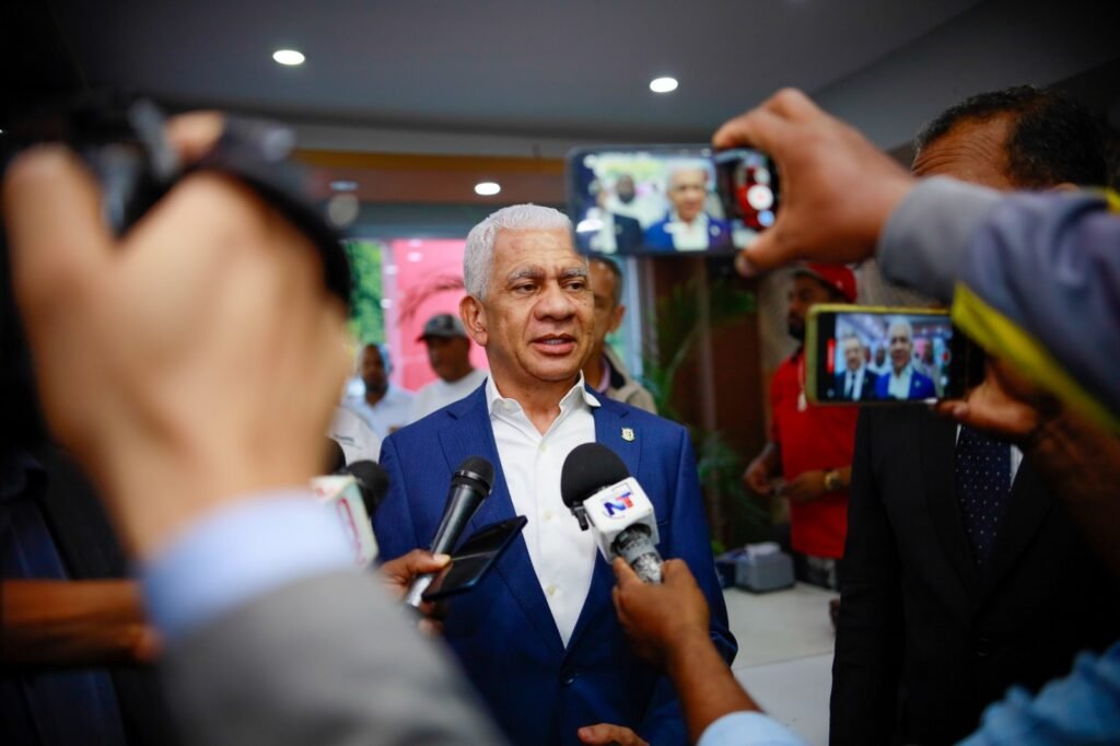Ricardo de los Santos dispuesto a citar a Aerodom al Senado por retraso en mejoras aeroportuarias