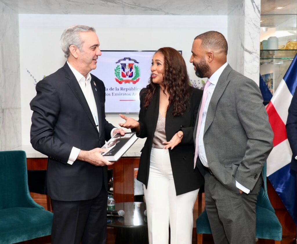 Presidente Abinader comparte con la comunidad dominicana en Emiratos Árabes Unidos