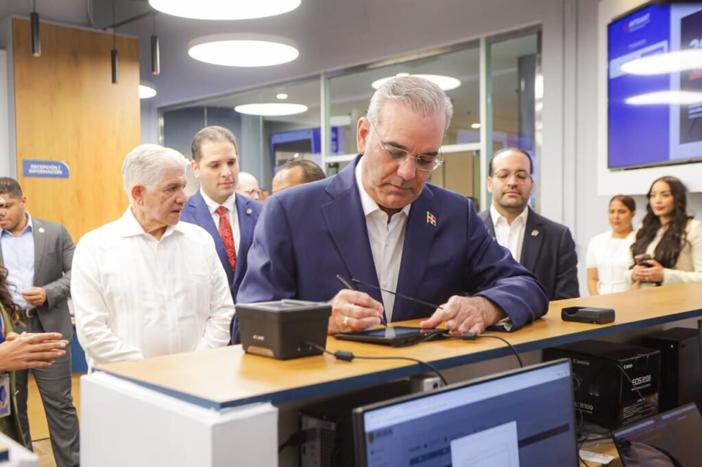 Presidente Luis Abinader recibe la primera nueva Licencia de Conducir