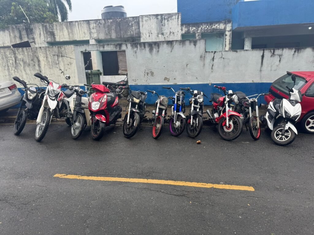 Policía Nacional junto al Ministerio Público ocupa mediante allanamiento 10 motocicletas presuntamente robadas en Sánchez, Samaná