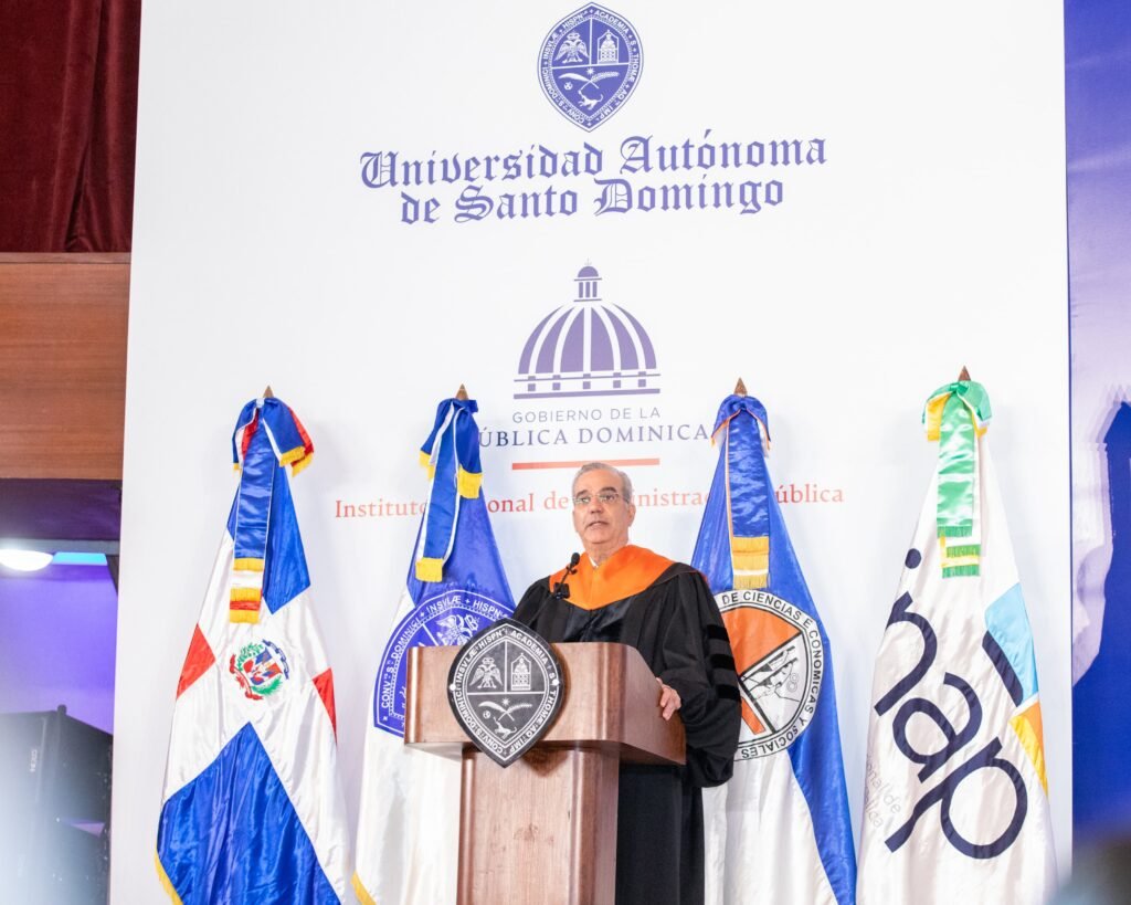 Presidente Luis Abinader encabeza histórica graduación de 199 servidores públicos
