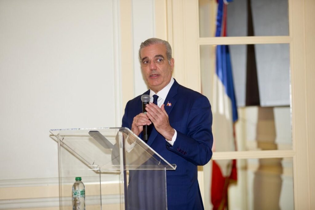 Abinader comparte con dominicanos en París y asegura Gobierno continuará brindando oportunidades a la diáspora
