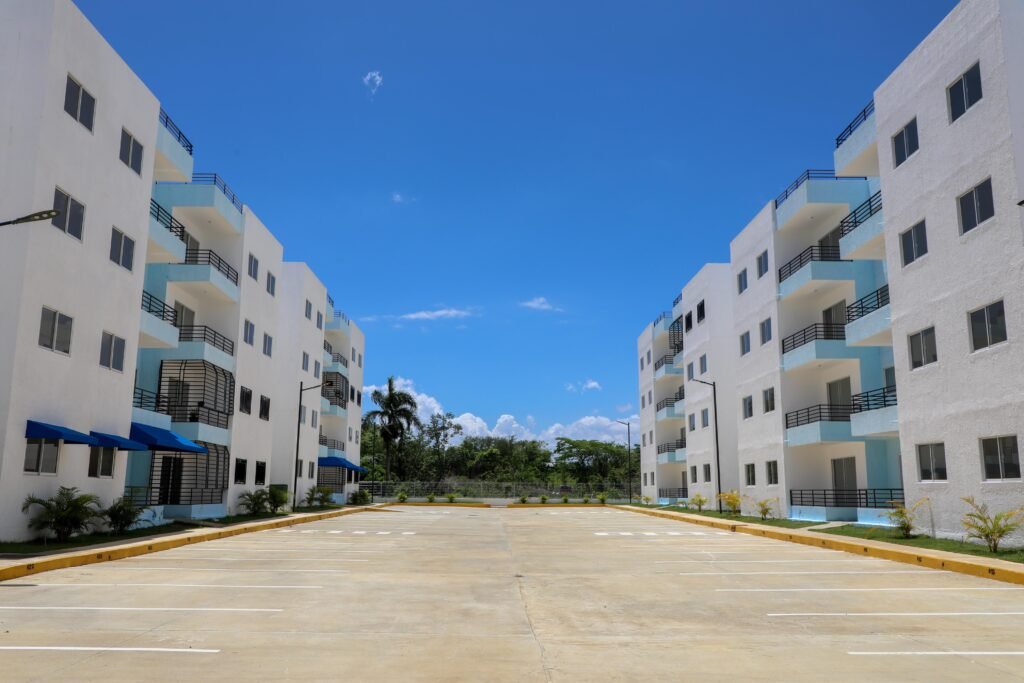 Abinader afirma que continuará respaldando construcciones de viviendas en San Antonio de Guerra